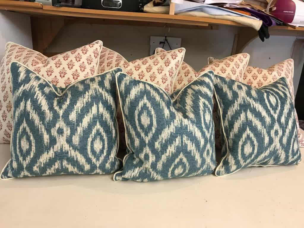 4 White cushions with red pattern, 3 green cushions with white pattern